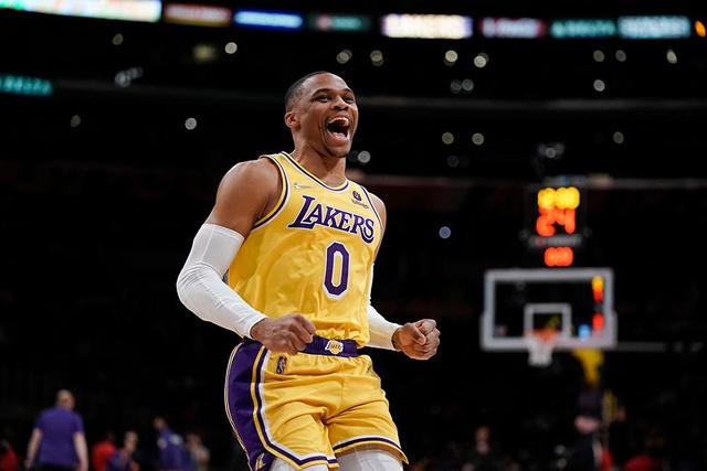 创纪录第24季！NBA官推置顶发帖 晒戴皇冠海报祝贺詹姆斯签约76人